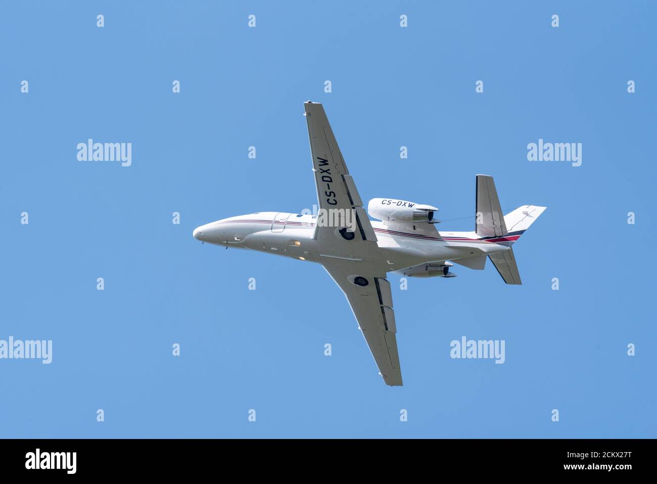 Cessna 560 Citation Excel business jet plane di Netjets Europe, CS-DXW, scalando via dopo il decollo da Biggin Hill Airport, Kent, UK Foto Stock