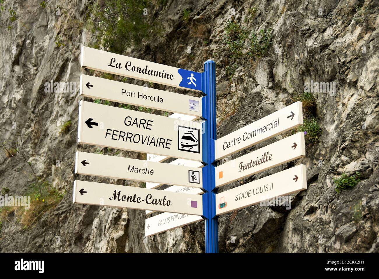 Monaco, Europa - Gennaio 2018: Vista ravvicinata di un cartello su una strada con informazioni e indicazioni per i visitatori Foto Stock