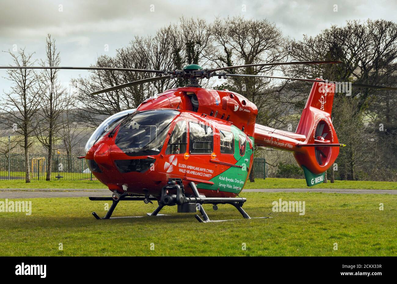 Pontypridd, Galles - Marzo 2018: Elicottero del servizio di ambulanza aerea del Galles su una tenuta di alloggi. Il servizio è finanziato da una fiducia di beneficenza Foto Stock