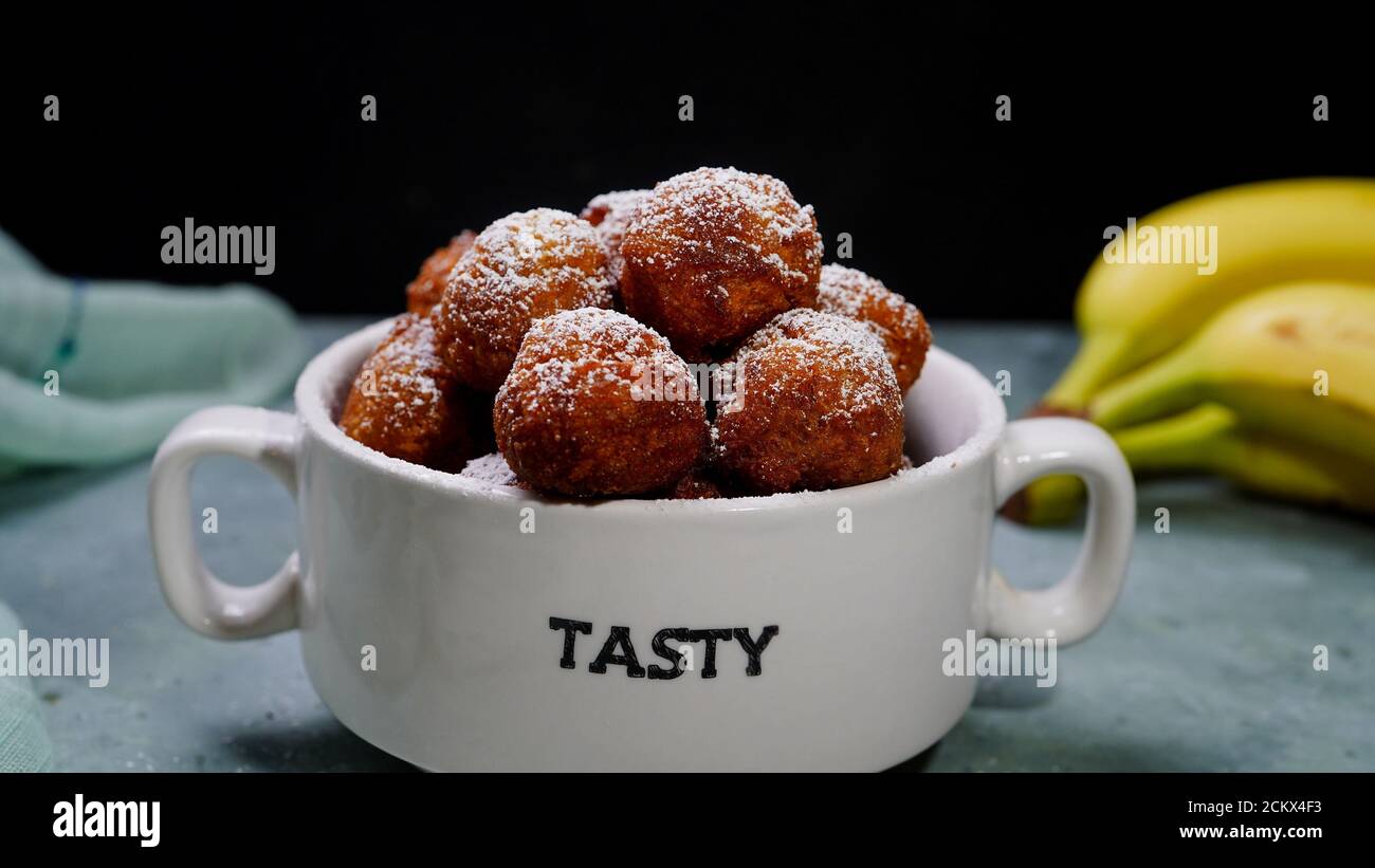 Frittelle Banana fatte in casa con banane rimanenti, fuoco selettivo Foto Stock