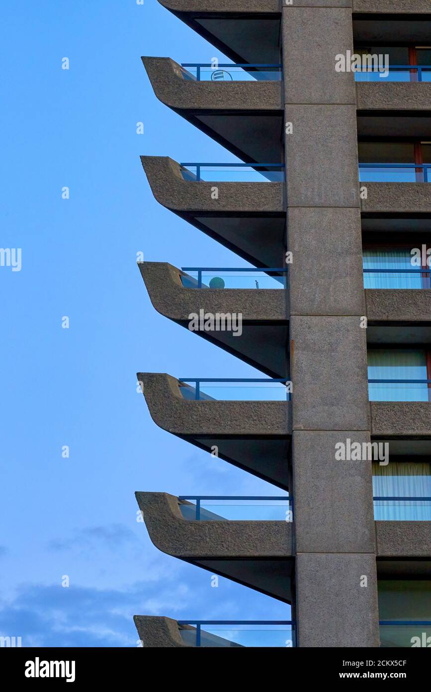 edificio a torre in cemento modernista Foto Stock