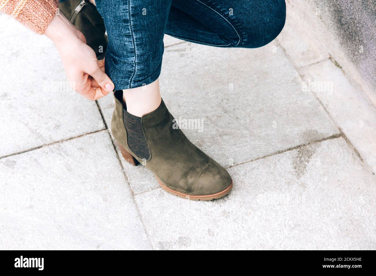 Piedi femmina, vista dall'alto e laterale. Selfie per qualsiasi uso. Piedi e gambe in scarpe verdi. Piede in piedi sulla piastrella grigia. Con spazio per la copia. Gambe esterne Foto Stock
