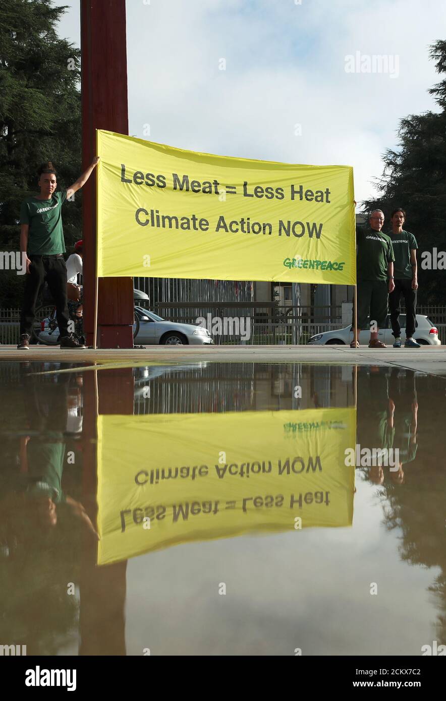 Gli attivisti di Greenpeace hanno un banner davanti alle Nazioni Unite prima di una conferenza stampa del Gruppo intergovernativo sui cambiamenti climatici (IPCC), dopo che la sua 50a sessione si è conclusa a Ginevra, in Svizzera, l'8 agosto 2019. REUTERS/Denis Balibouse Foto Stock