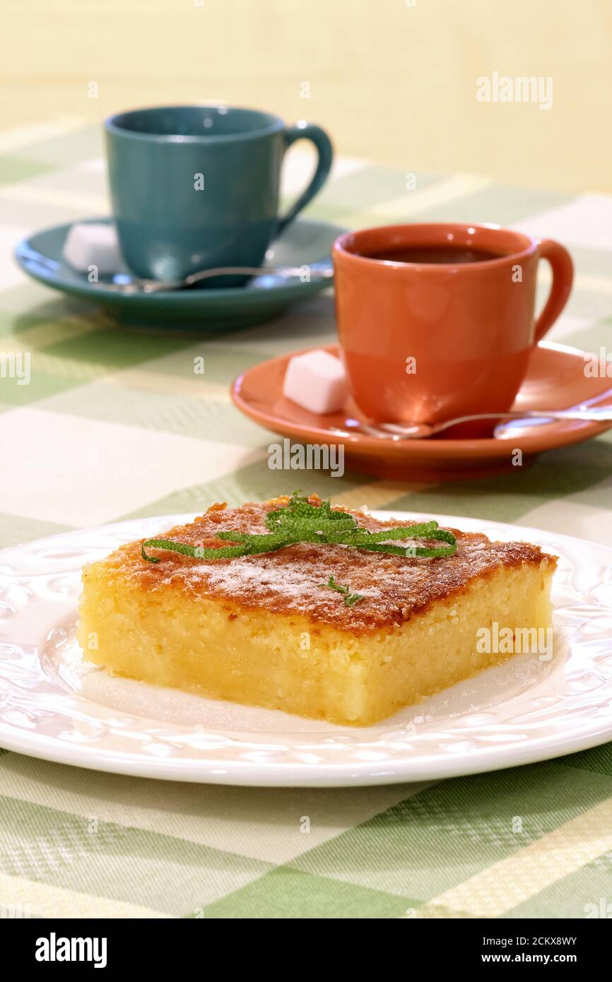 Queijadinha, tipica torta brasiliana con formaggio e cocco Foto Stock