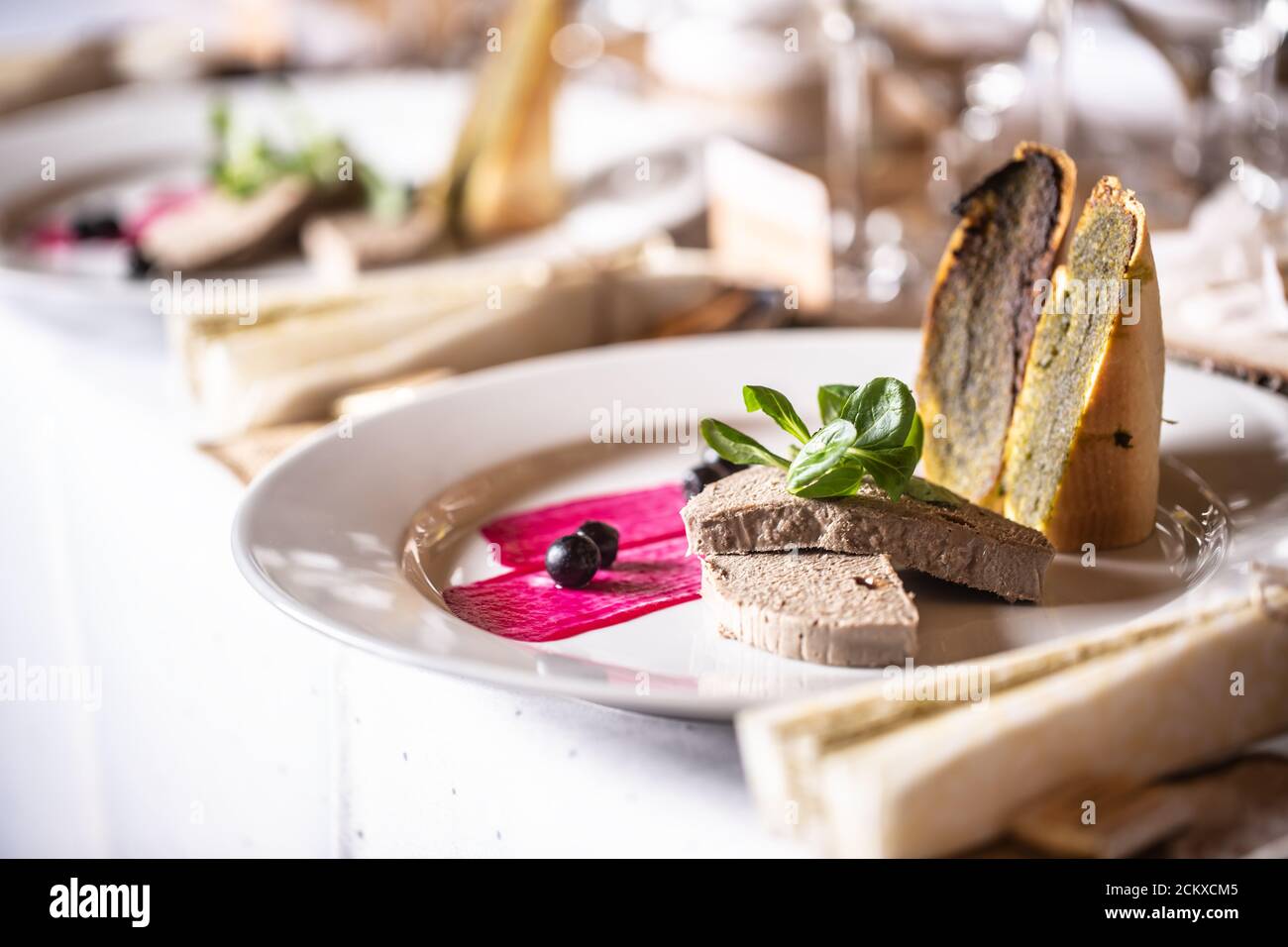 Foie gras con pasta fresca su un piatto decorato professionalmente Foto Stock