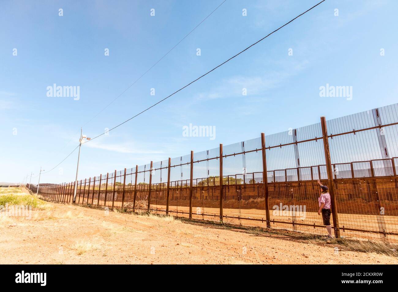 Recinzione lungo il confine tra Stati Uniti e Messico, appena a sud di Bisbee, Arizona, Stati Uniti. Foto Stock