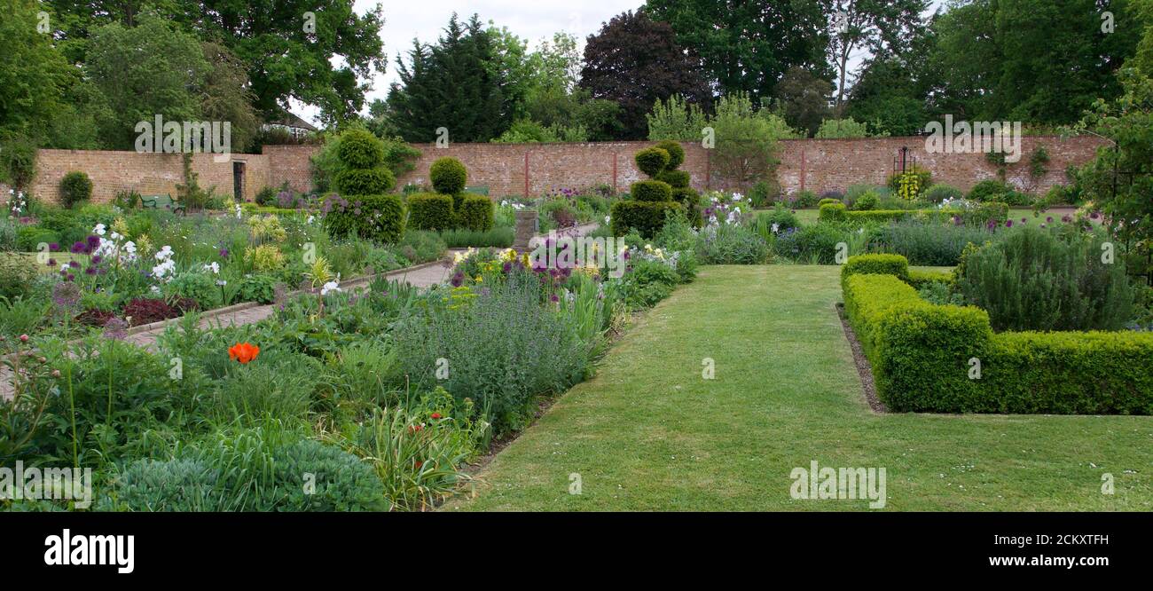 17 maggio 2020 - Inghilterra, Regno Unito: Giardini formali con siepi e aiuole Foto Stock