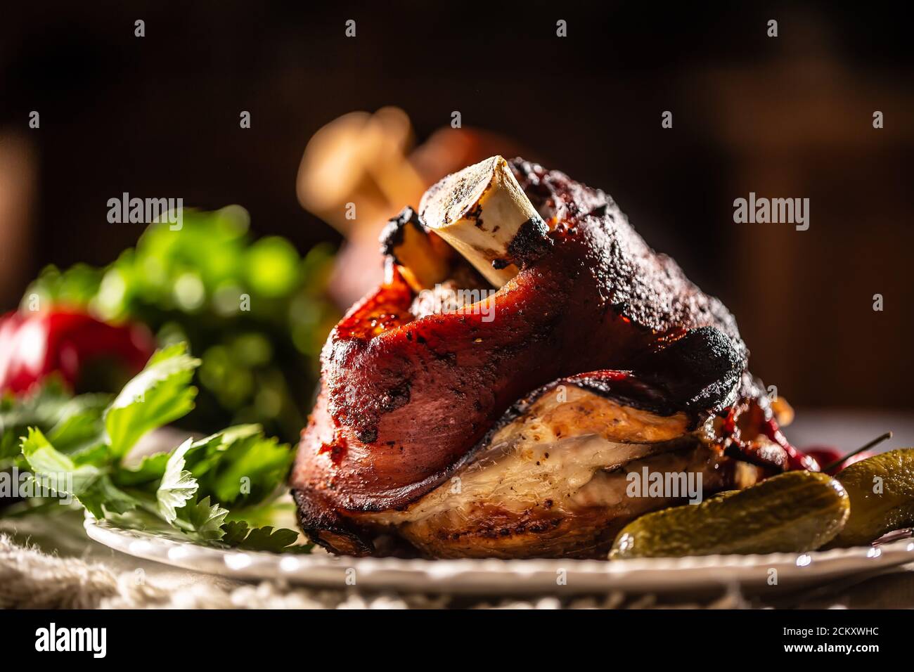 Prosciutto di maiale affumicato, ginocchio di maiale servito con cetrioli sottaceto ed erbe Foto Stock