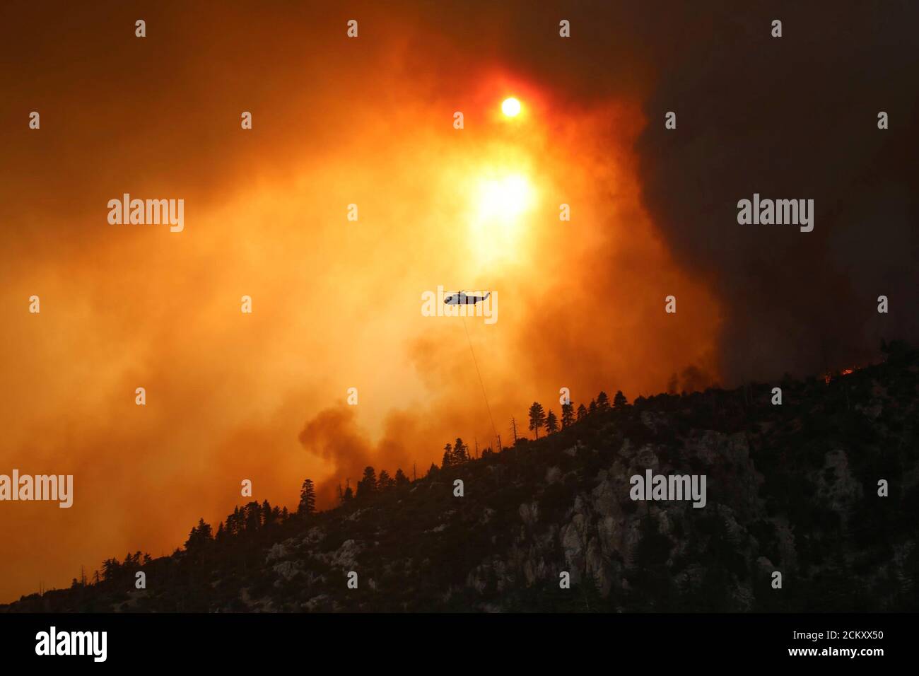 Un elicottero Sikorsky S-61 durante le operazioni di combattimento aereo al fuoco di Bobcat vicino al lago di cristallo nella foresta nazionale di Angeles il 14 settembre 2020 a nord-est di Los Angeles, California. La Blaze ha distrutto oltre 41,000 acri ed è contenuto solo il 3%. Foto Stock