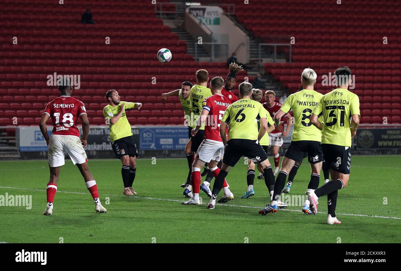 Il Kasey Palmer di Bristol City (sesto a destra) segna solo per il suo obiettivo da escludere per l'offside durante la seconda partita della Carabao Cup ad Ashton Gate, Bristol. Foto Stock