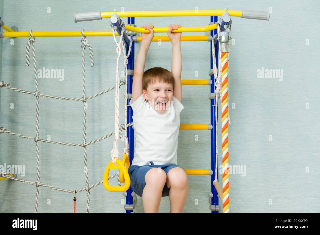 Il ragazzo studentessa sita gli sport sulla parete della casa svedese Foto Stock