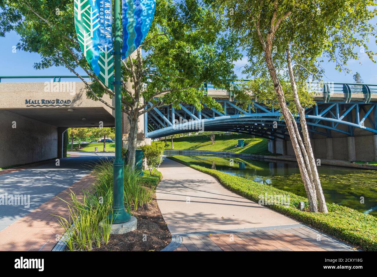 Mall Ring Road e Woodlands Waterway intorno al Woodlands Mall, The Woodlands, Texas. Foto Stock