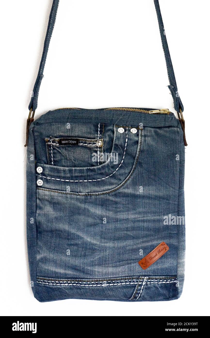 Borsa fatta in casa di jeans riciclati Foto stock - Alamy