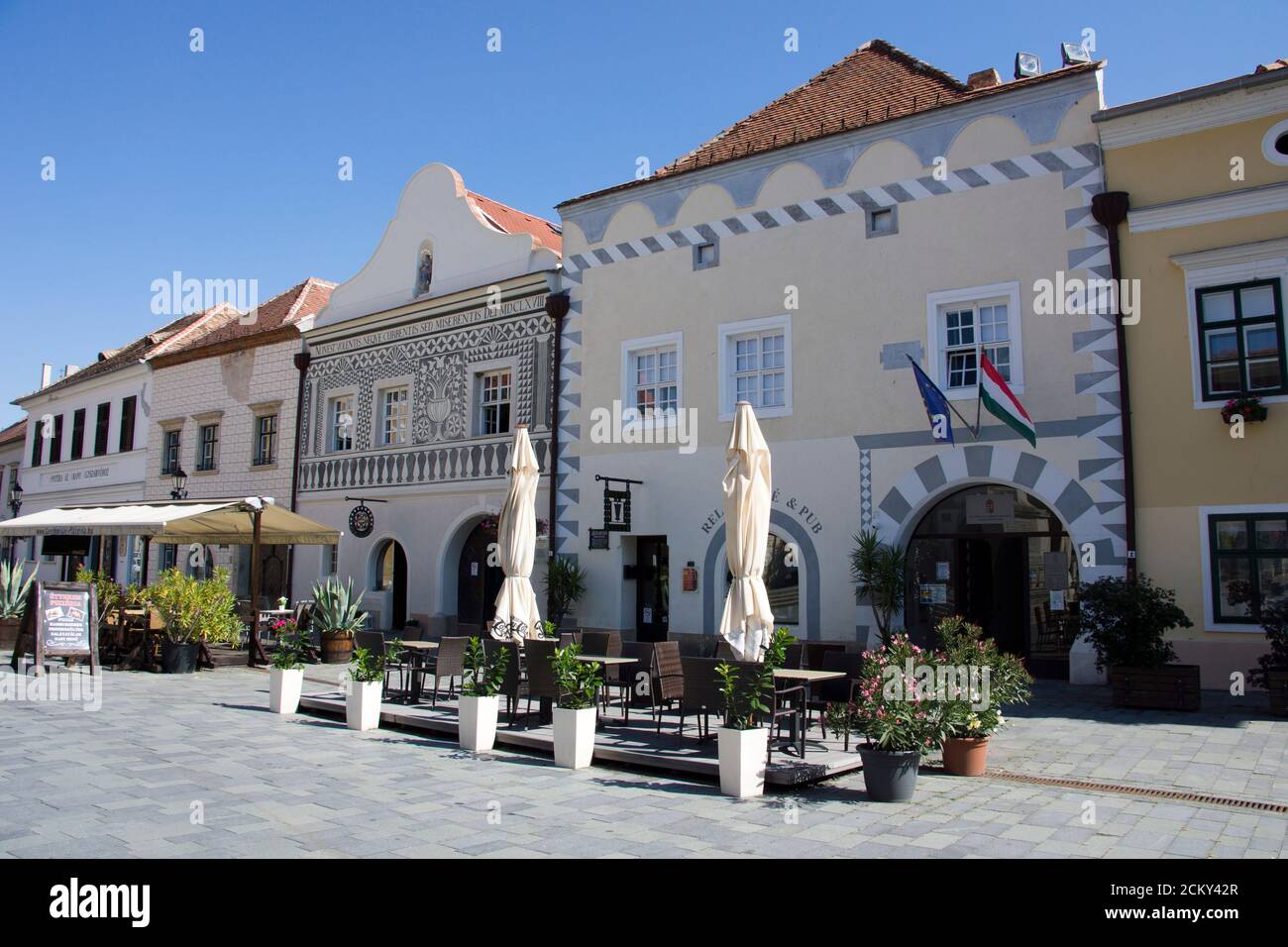 KÖSZEG, UNGHERIA - 10 SETTEMBRE 2020 : a causa del Coronavirus pochi turisti visitano la bellissima città vecchia di Köszeg nel settembre 2020. Foto Stock