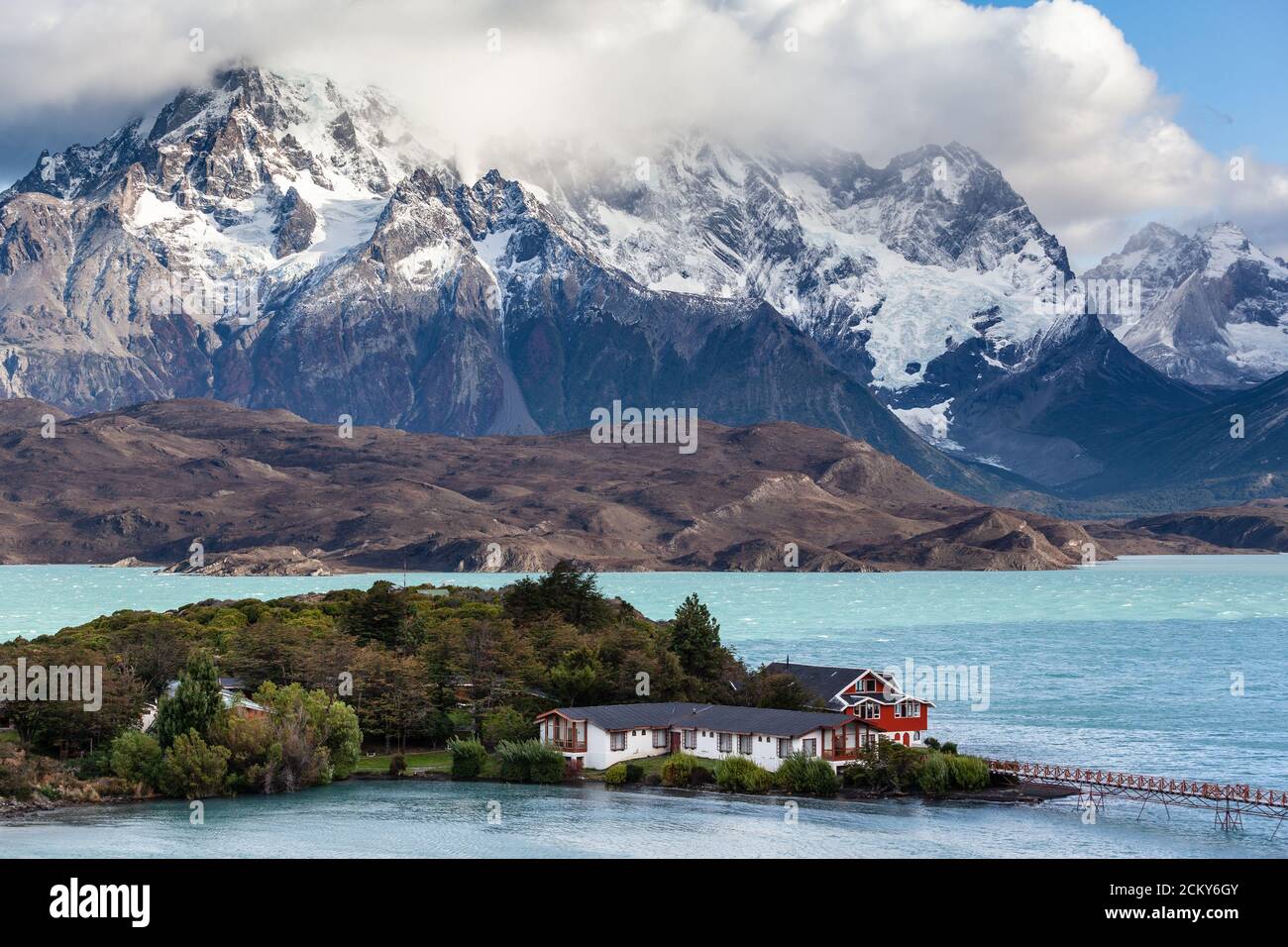 Hotel sulla riva del lago di Pehoe. Parco nazionale Torres del Paine Foto Stock