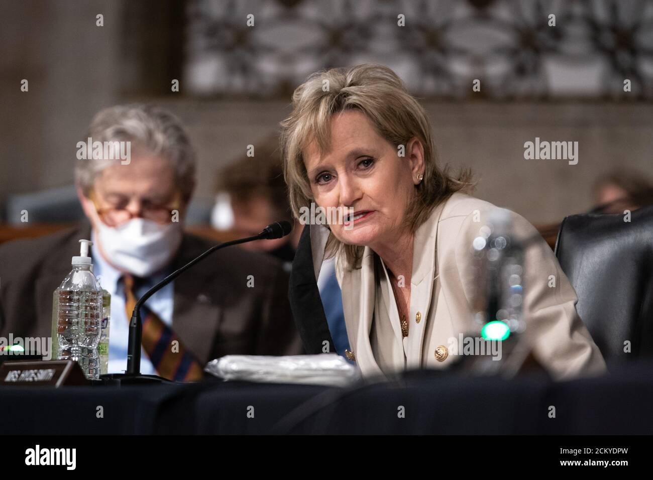 Il senatore degli Stati Uniti Cindy Hyde-Smith (repubblicano del Mississippi), ascolta durante un'audizione con il sottocomitato del Senato degli Stati Uniti sul lavoro, la salute e i servizi umani, l'istruzione e le agenzie correlate "Hearing to Review Coronavirus Response Enforces" a Washington, DC mercoledì 16 settembre 2020.Credit: Anna Moneymaker/Pool via CNP /MediaPunch Foto Stock