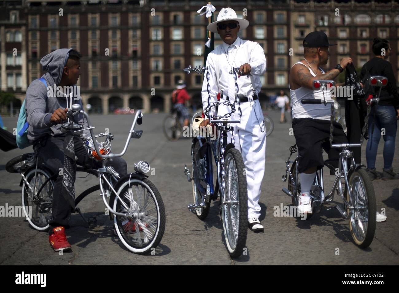 I ciclisti si riuniscono per formare una forma di bicicletta con l'obiettivo di promuovere il ciclismo come mezzo di trasporto e per commemorare la Giornata della bicicletta, che si celebra il 19 aprile ogni anno, in piazza Zocalo a Città del Messico, Messico, 10 aprile 2016. REUTERS/Edgard Garrido Foto Stock