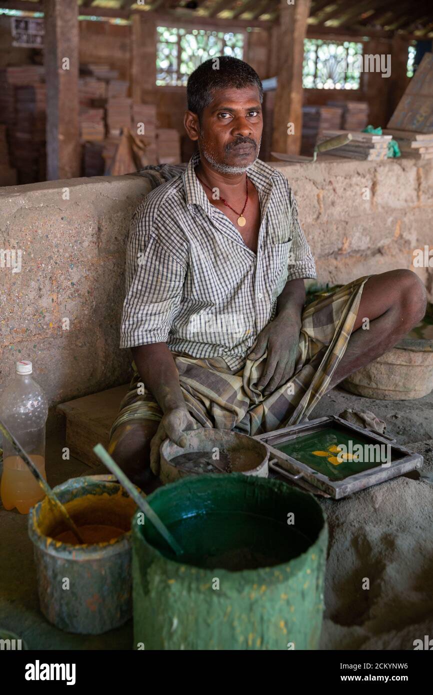 Un ritratto di artista di ceramica piastrelle a Chettinad, Tamil Nadu, India Foto Stock