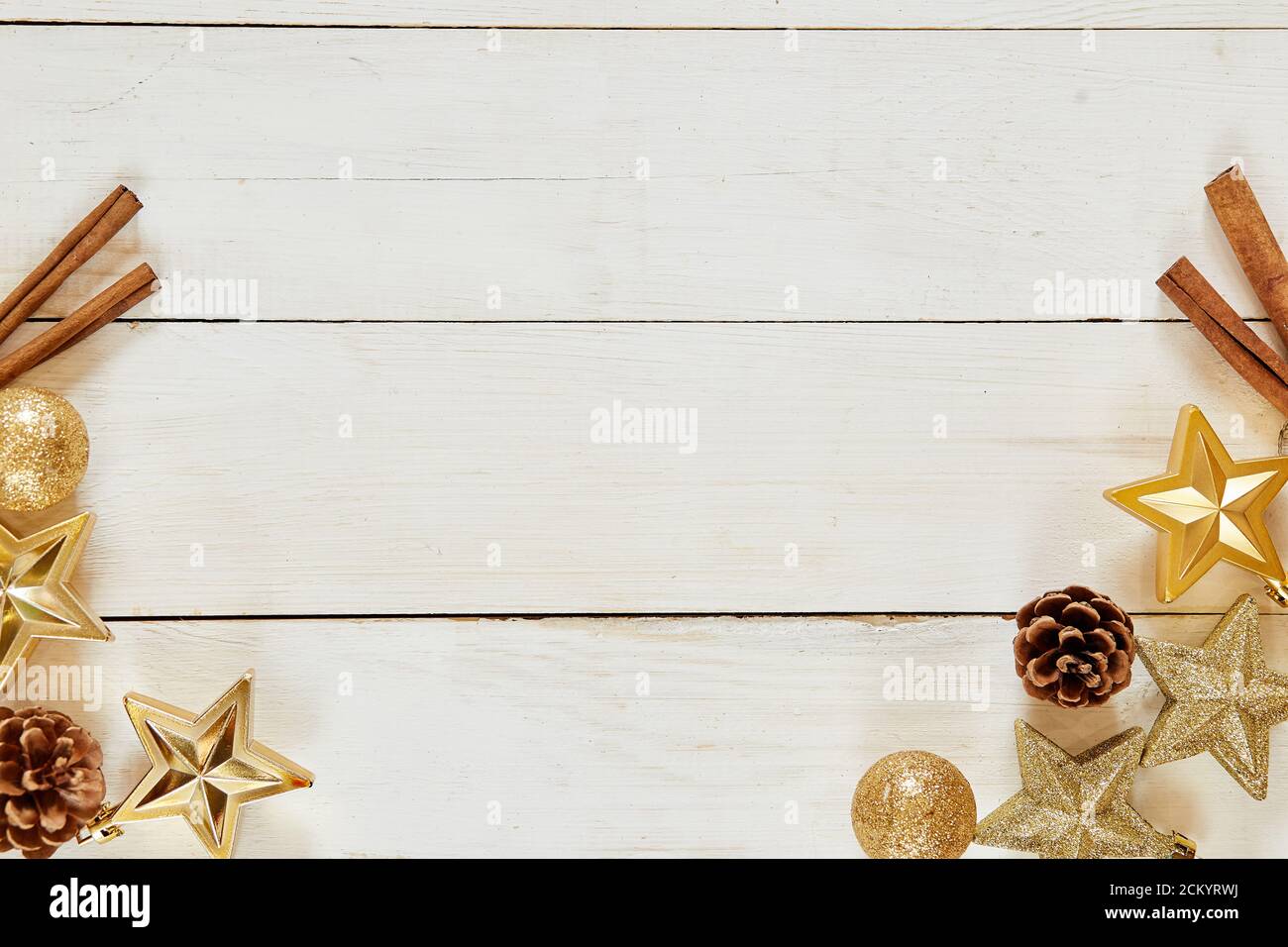 Decorazione di Natale. Sfondo di legno con spazio di copia. Palline d'oro, stelle ed estetica bruno Foto Stock