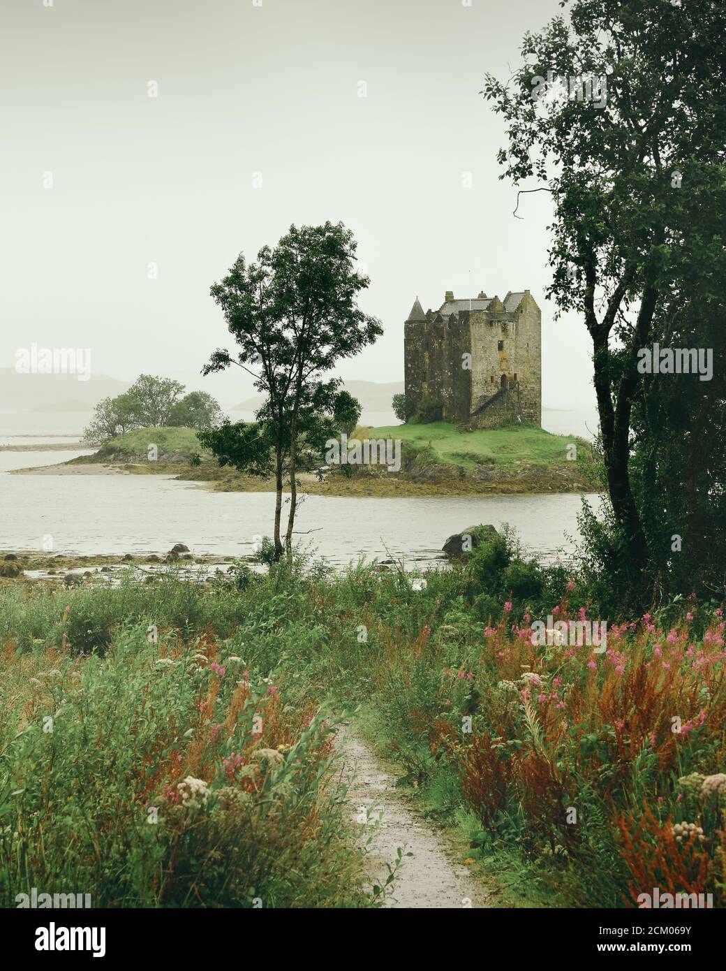 Castello di Stalker avvolto da pioggia e nebbia il giorno d'autunno Foto Stock