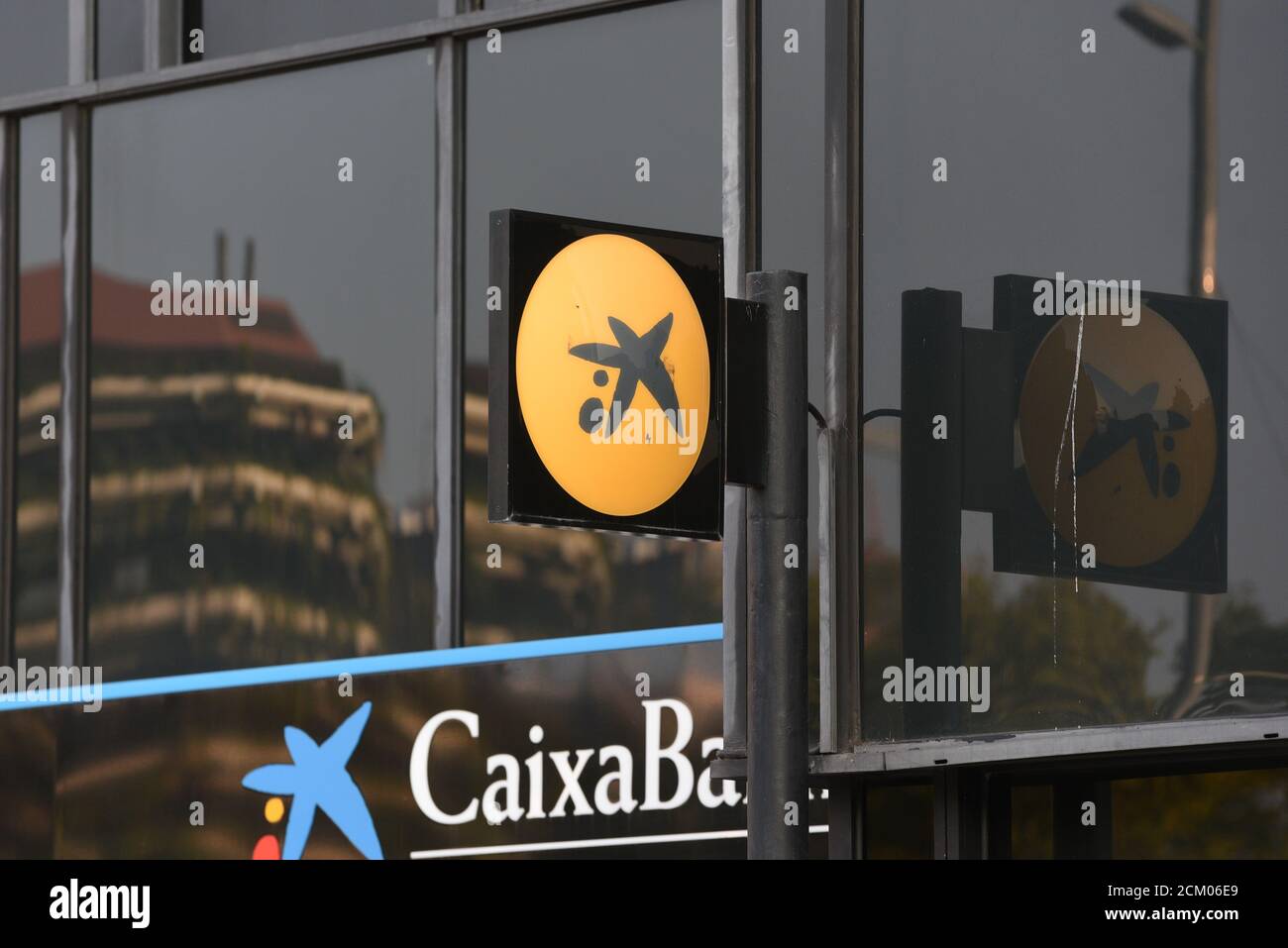 La Caixa - il logo della banca catalana di Caixabank visto alla sua sede  centrale a Barcellona.Caixabank e Bankia hanno raggiunto un accordo di  fusione per creare la più grande istituzione finanziaria