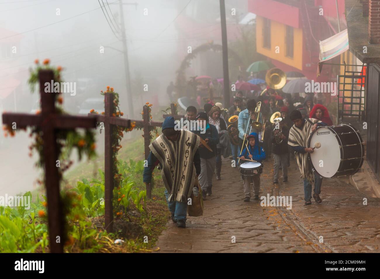 I musicisti di una band di ottone si esibiscono mentre camminano per strada durante le celebrazioni del giorno dei morti ad Ayutla, Messico. Foto Stock
