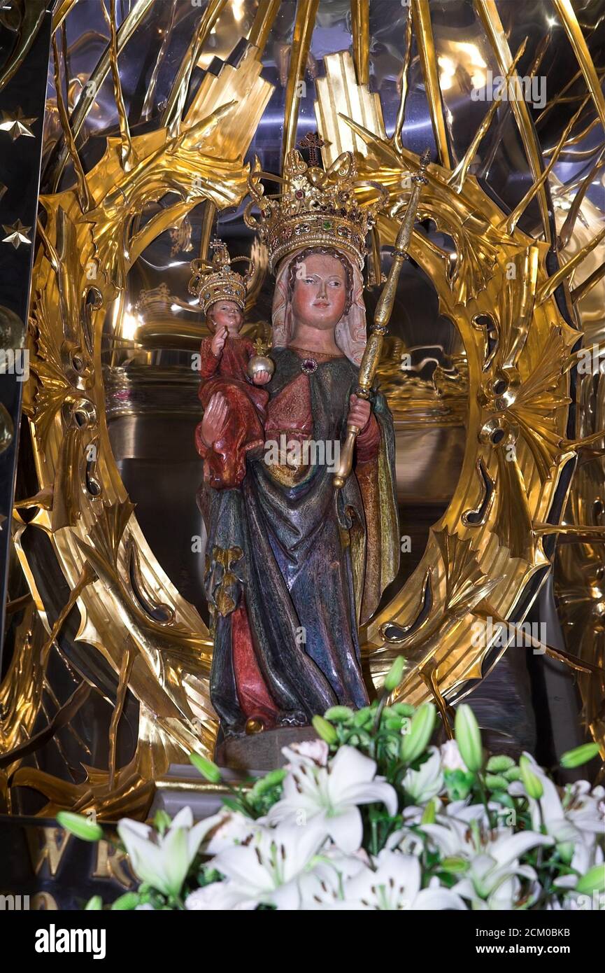 Żarki, Leśniów, Polonia, la statua incoronata della Madre di Dio con il Bambino. Polen, die gekrönte statue der Muttergottes mit dem Kind. Foto Stock