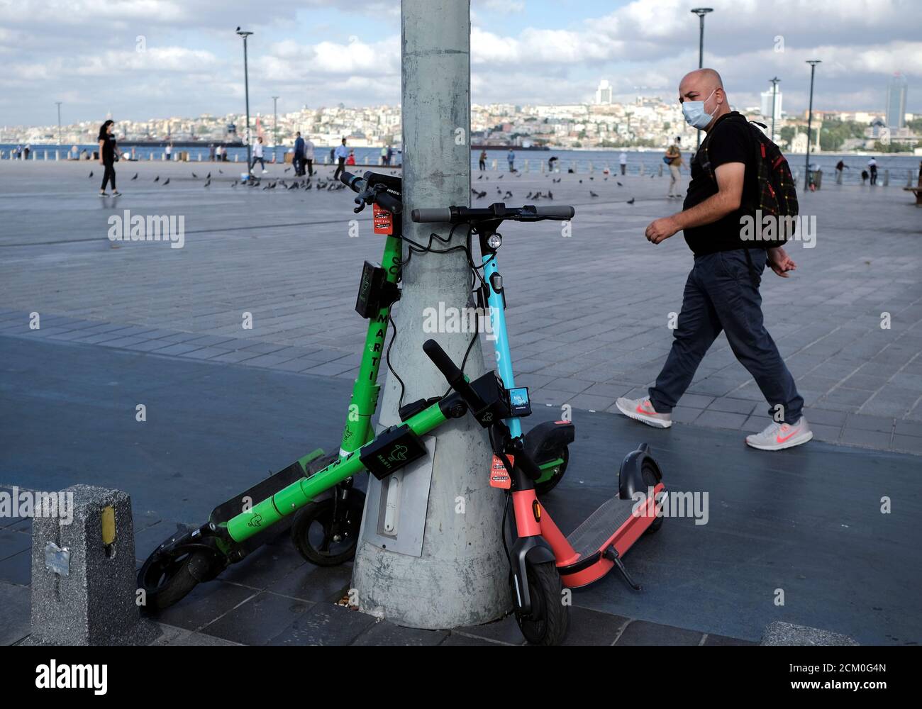 (200916) -- ISTANBUL, 16 settembre 2020 (Xinhua) -- Scooters sono visti parcheggiati su una strada a Istanbul, Turchia, il 16 settembre 2020. La pandemia di COVID-19 ha respirato nuova vita negli scooter elettrici di tutto il mondo, ma moltiplicando le lesioni e gli incidenti stradali in Turchia causati da utenti malvagi ha spinto il governo a stabilire norme severe. Secondo le nuove misure, la velocità massima sarà di 18 km all'ora. Credit: Xinhua/Alamy Live News Foto Stock