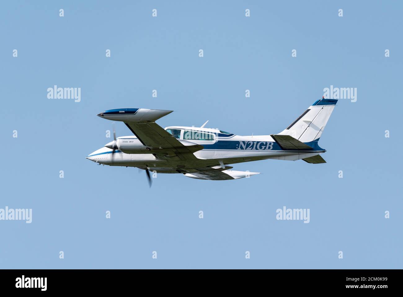 Aereo Cessna 310R a doppia elica N21GB che si allontana dopo il decollo dall'aeroporto di Biggin Hill, Kent, Regno Unito. Di proprietà della Southern Aircraft Consultancy Foto Stock
