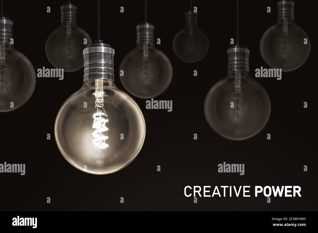 Creative Power , creatività innovazione lampadina illuminata fila dim ones soluzione concettuale Foto Stock