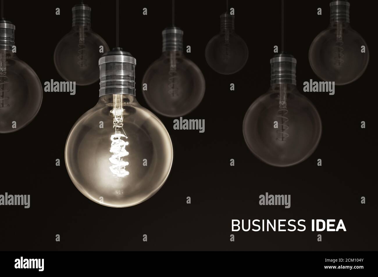 Business idea , creatività innovazione illuminazione lampada fila dim ones concept soluzione Foto Stock