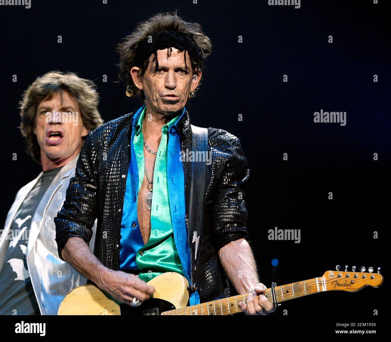 Il chitarrista dei Rolling Stones Keith Richards e il frontman Mick Jagger  (L) suonano durante il loro concerto al Madison Square Garden di New York,  il 16 gennaio 2003. Il Rolling Stones