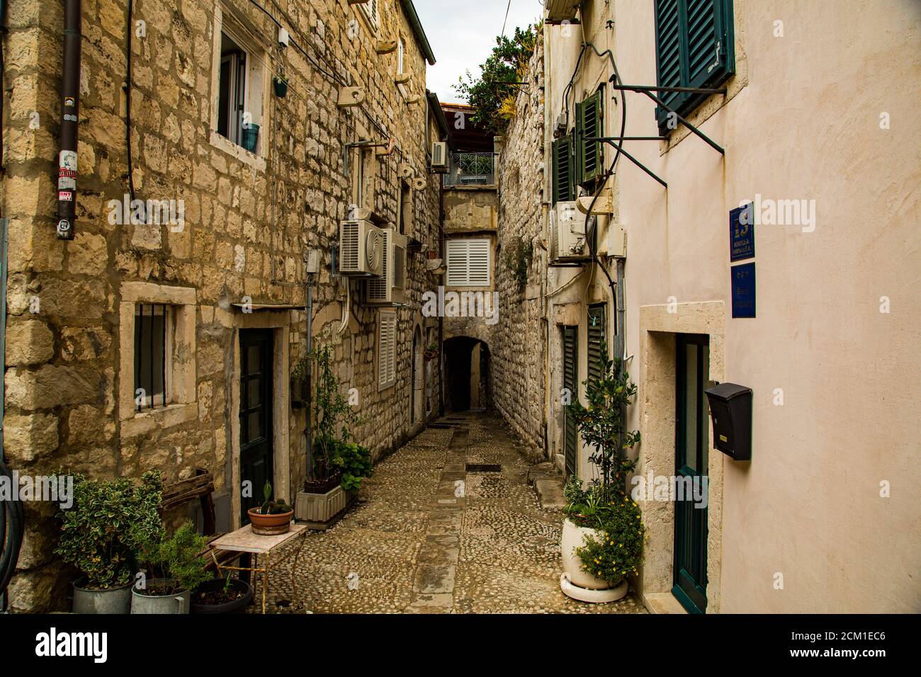 Angolo con facciate in pietra e Unione tra due edifici Foto Stock