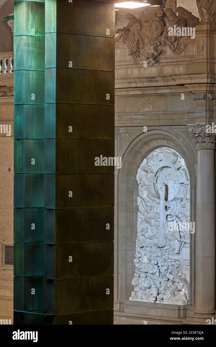 Alto rilievo della venuta della Virgen del Pilar con figure e teste scolpite. Realizzato in pietra calcarea bianca da Pablo Serrano nel 1969, Saragozza, Spagna. Foto Stock