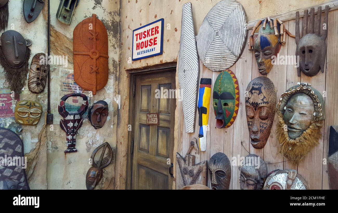 Maschere tribali africane all'entrata del ristorante Tusker House a Magic Kingdom, Walt Disney World, Orlando, Florida, Stati Uniti Foto Stock