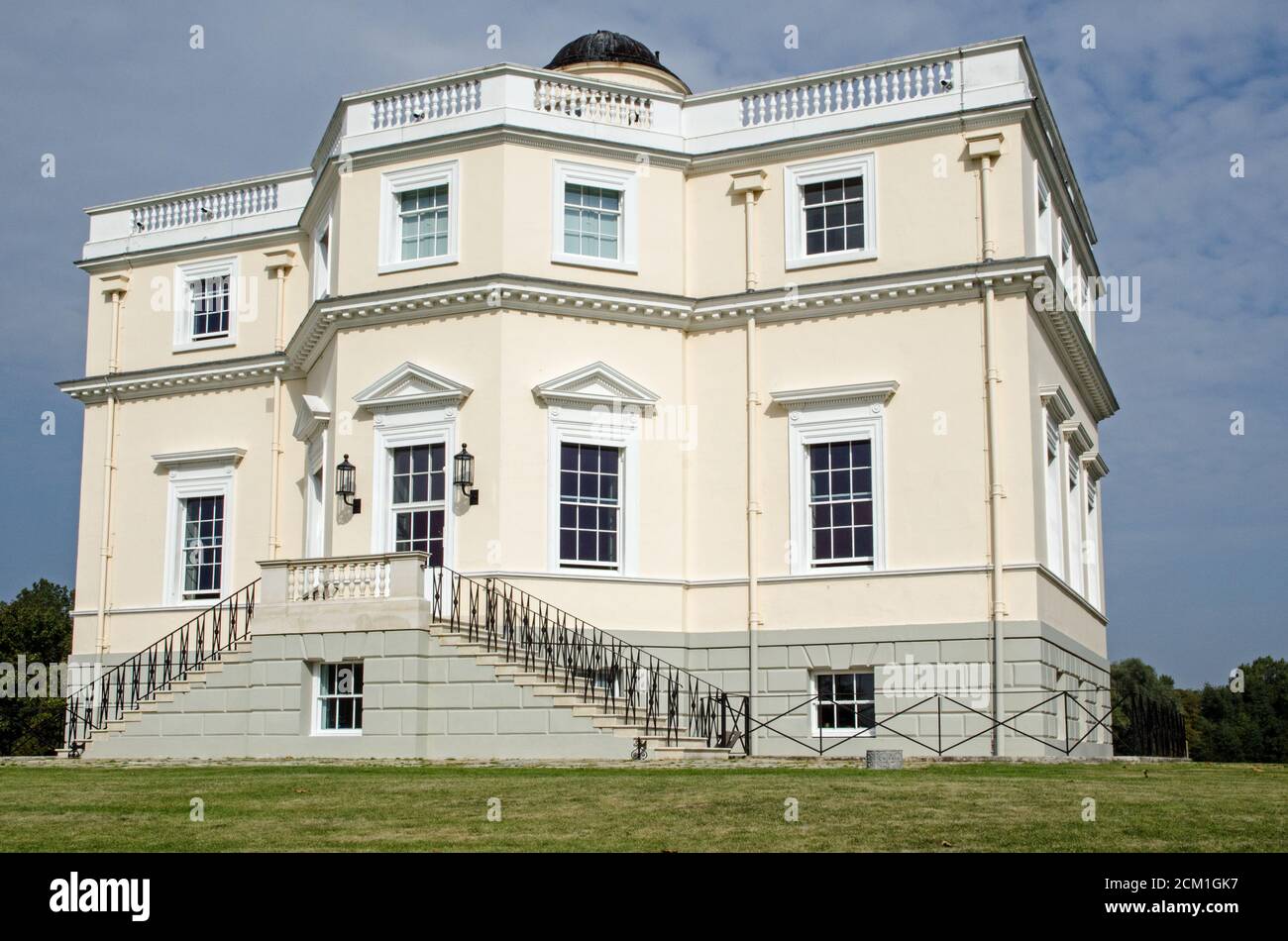 Facciata esterna dello storico King's Observatory nel mezzo dell'Old Deer Park a Richmond Upon Thames, West London. Costruito per Re Giorgio III a. Foto Stock