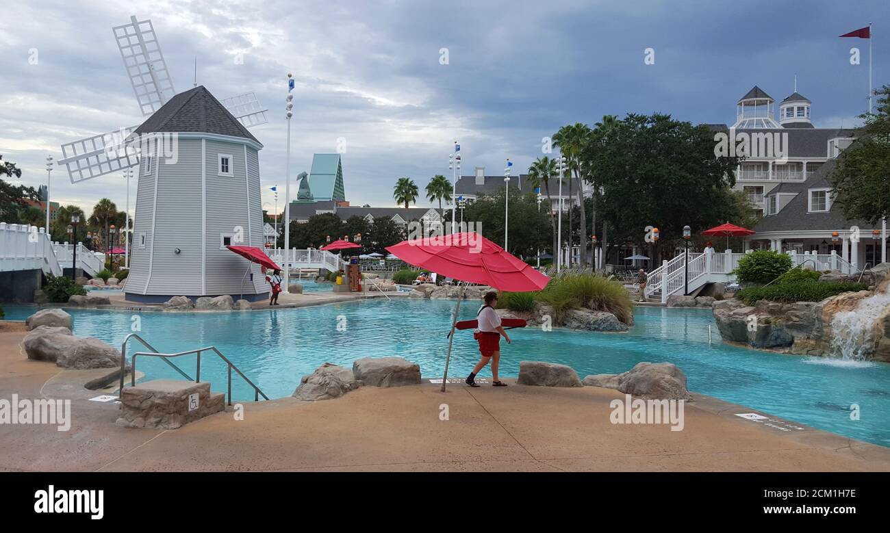 La piscina del Disney's Beach Club Resort e' vuota mentre i lifesavers pattugliano con nubi scure in lontananza, Walt Disney World, Orlando, Florida, USA Foto Stock