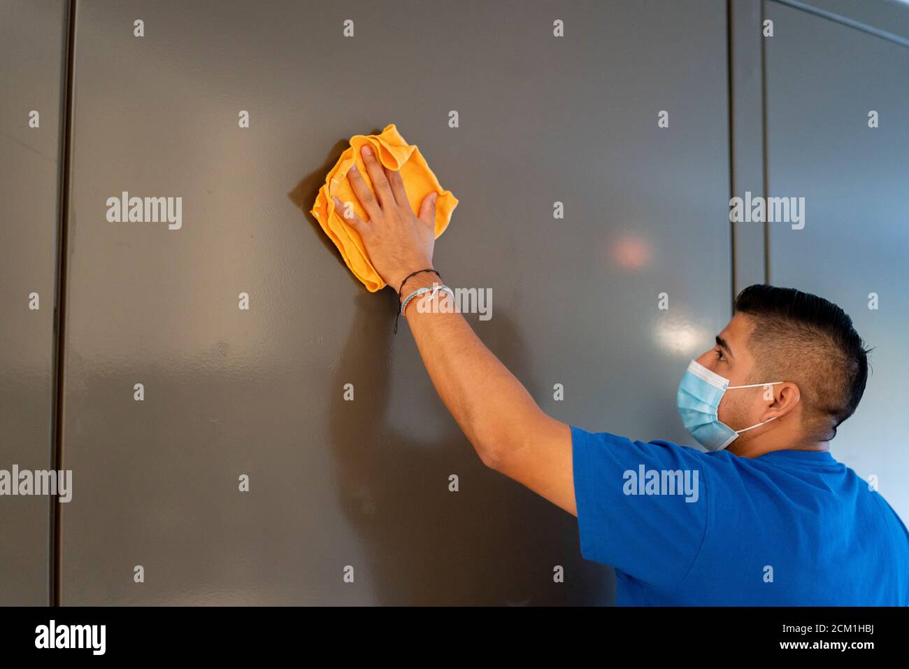 personale addetto alla manutenzione che disinfetta le pareti dell'hotel Foto Stock