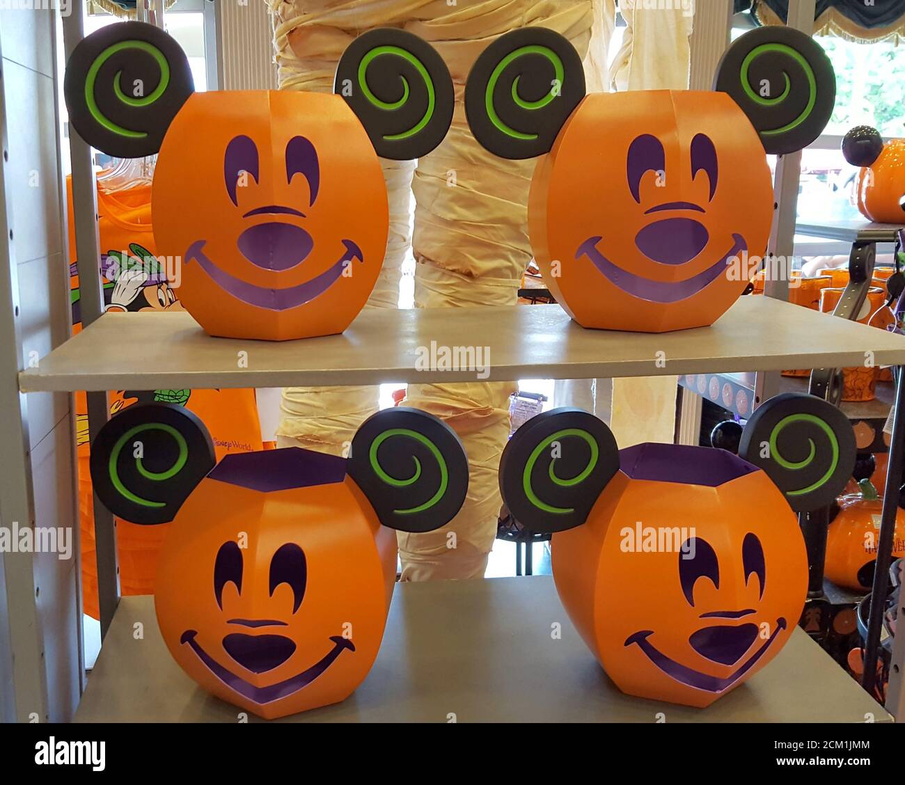 Uno scaffale di Mickey Jack-o-lanterne, Walt Disney World, Orlando Florida, Stati Uniti Foto Stock