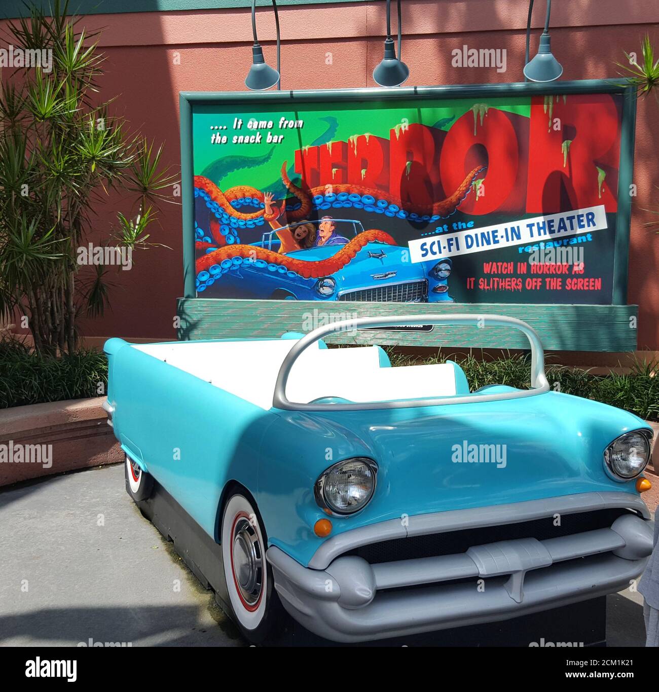 Un cartello pubblicitario e un'auto degli anni '50 per il ristorante Sci-Fi Dine-in Theatre a Disney's Hollywood Studios, Walt Disney World, Orlando, Florida, USA Foto Stock