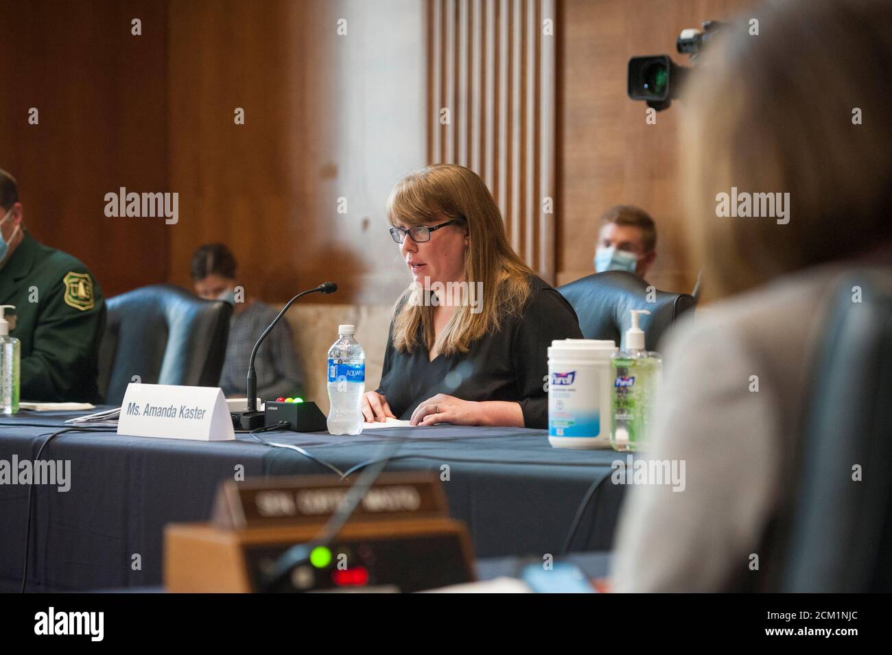 Amanda Kaster, Vicesegretario aggiunto, Office of Land & Minerals Management U.S. Department of the Interior, appare davanti a un Comitato del Senato degli Stati Uniti per l'energia e le risorse naturali sottocomitato su terre pubbliche, foreste e miniere audizione per esaminare S. Per snellire il processo di autorizzazione del petrolio e del gas e per riconoscere la proprietà dei canoni per certe unità di perforazione o di distanziamento del petrolio e del gas, S.1295, di richiedere al Segretario dell'interno di sviluppare e mantenere un catasto della proprietà reale federale, S.1765, Sostenere lo sviluppo economico e l'uso ricreativo dei sistemi forestali nazionali Foto Stock