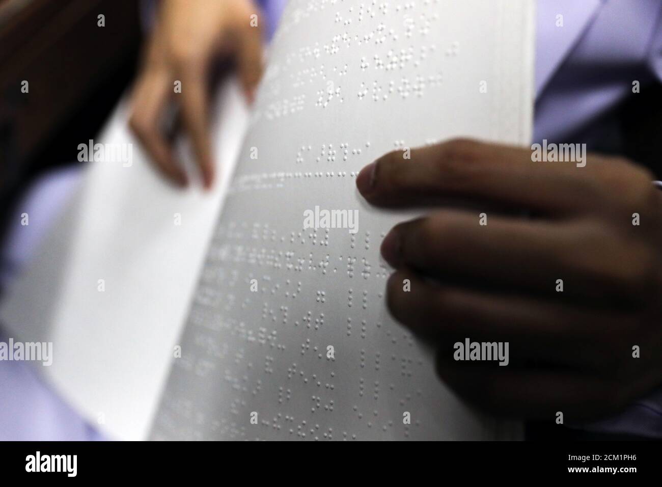 Dammerng Mungthanya, insegnante cieco, legge un libro scritto in braille prima di una classe alla scuola Satri si Suriyothai a Bangkok, Thailandia, 15 febbraio 2019. Foto scattata il 15 febbraio 2019. REUTERS/Athit Perawongmetha Foto Stock