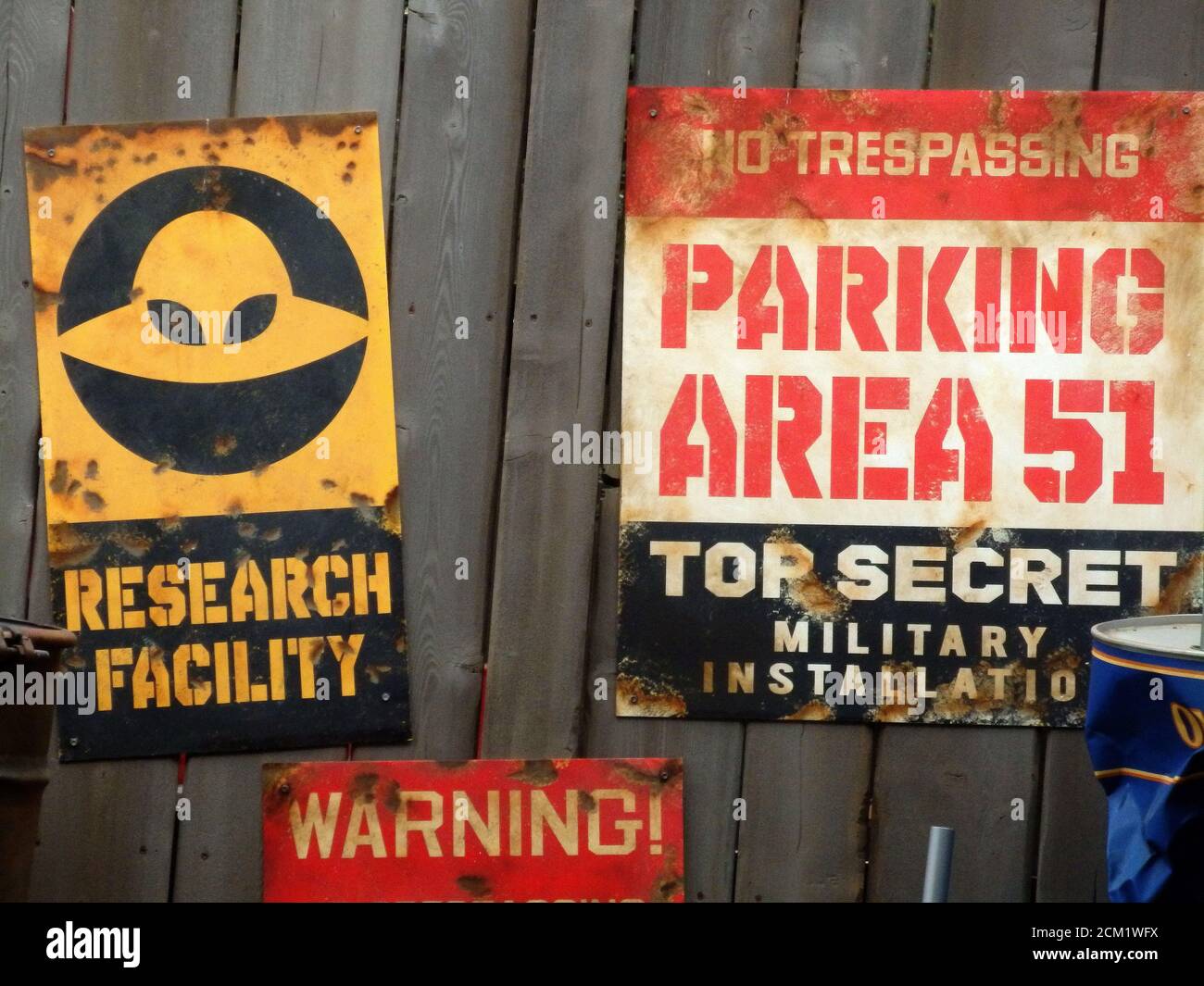 UFO Research Facility and Area 51 Top Secret Parking Signs a Disneyland, Anaheim, California, Stati Uniti Foto Stock