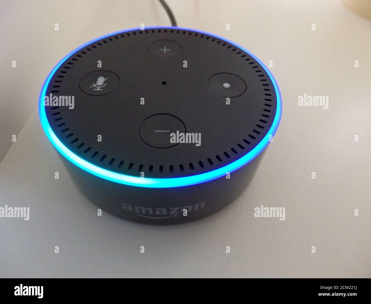 Un punto Amazon Echo viene attivato a causa di un comando vocale. Foto Stock