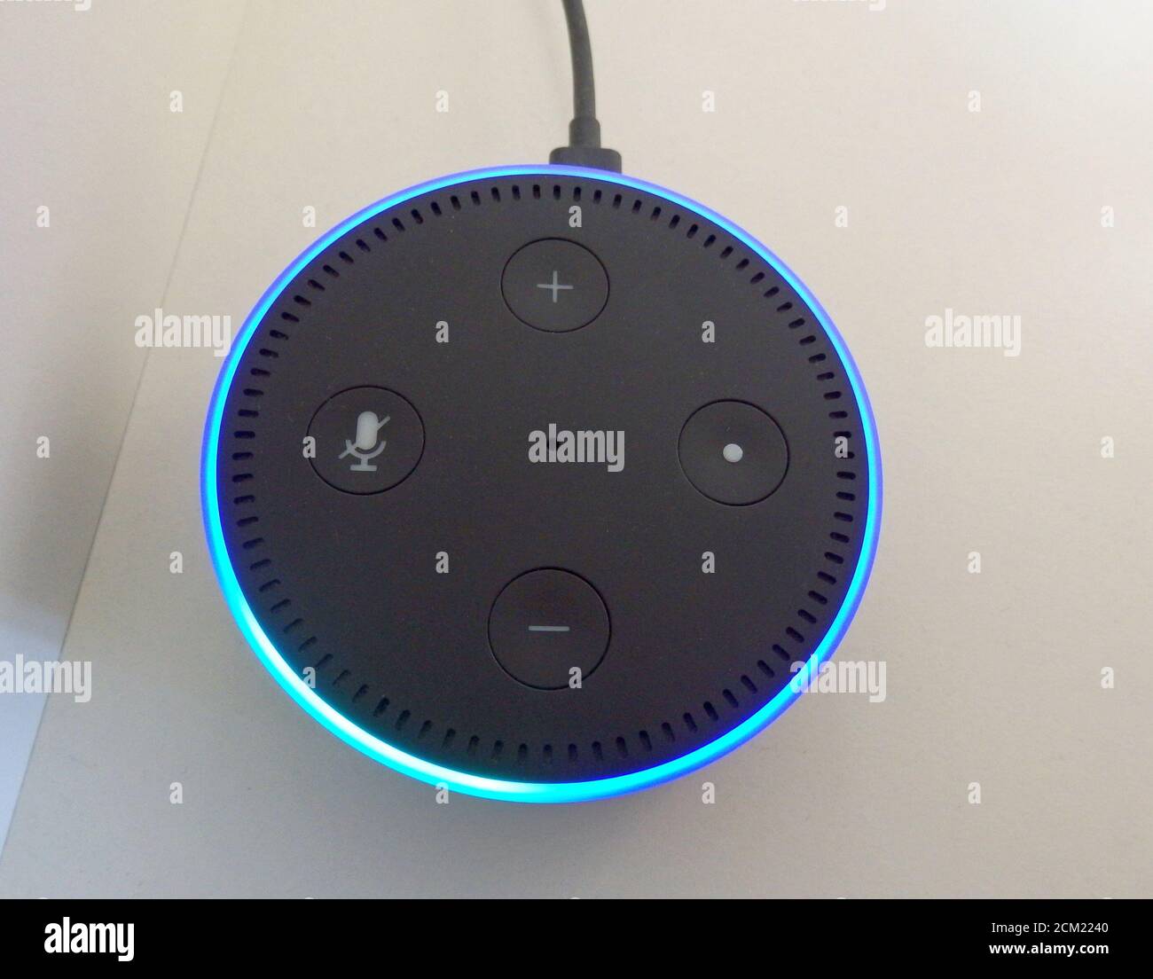Un punto Amazon Echo viene attivato a causa di un comando vocale. Foto Stock