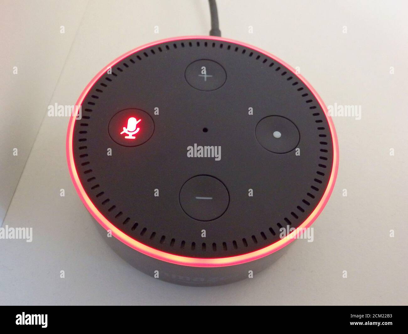 Un puntino Amazon Echo è rosso a causa dello spegnimento del microfono. Foto Stock