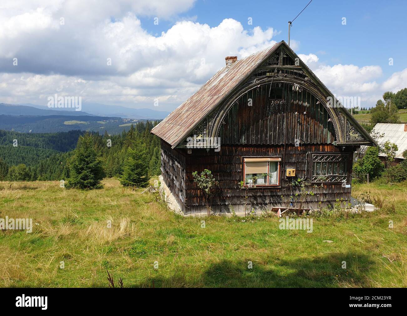Tradizionale casa rumena in legno a Marisel, Cluj County, Transilvania,  Romania. Architettura di costruzione di villaggio in legno in zona rurale  in Afuseni mounta Foto stock - Alamy