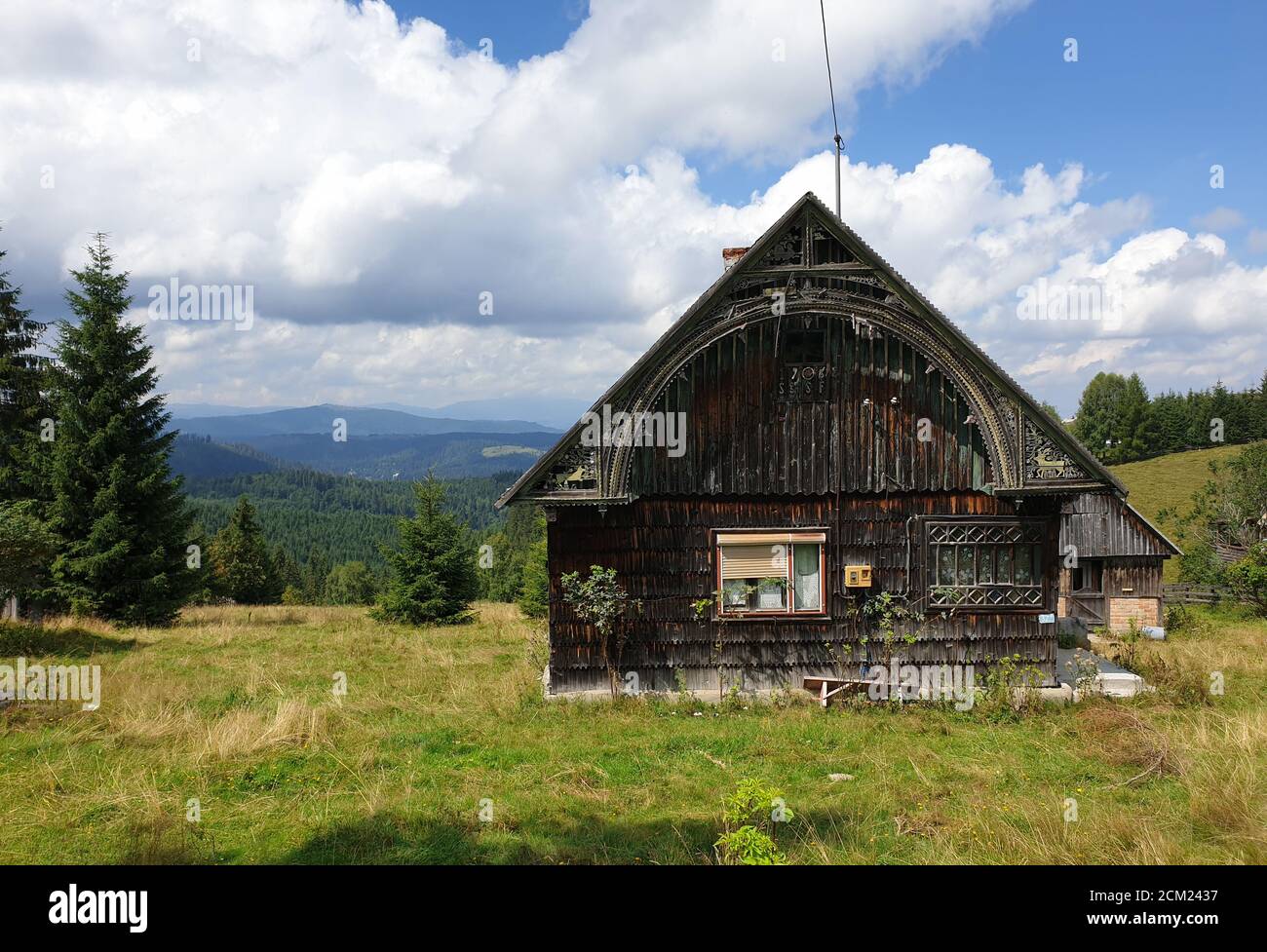 Tradizionale casa rumena in legno a Marisel, Cluj County, Transilvania, Romania. Architettura di costruzione di villaggio in legno in zona rurale in Afuseni mounta Foto Stock