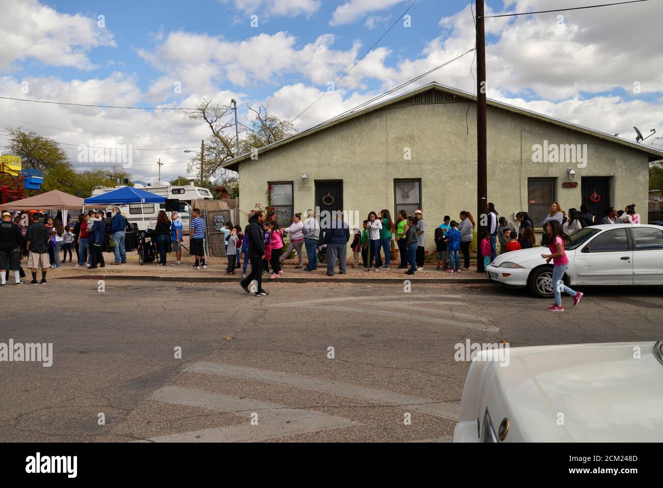 Anita's Street Market ospita la loro festa di Natale annuale della comunità il 24 dicembre 2015, Tucson, Arizona, USA. Foto Stock