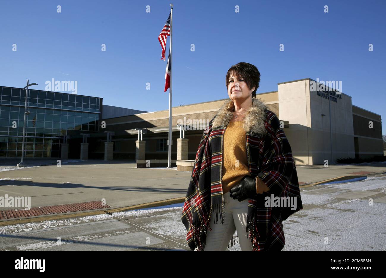 PAM egli si pone alla Waverly Shell Rock Middle School, dove è una insegnante sostituto a tempo parziale, a Waverly, Iowa, il 19 dicembre 2015. Per abbinare Special Report USA-BUYBACK/WORKERS REUTERS/Scott Morgan Foto Stock